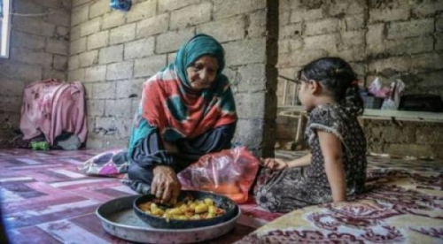  صحيفة البيان : نصف الأسر في اليمن بلا غذاء كاف