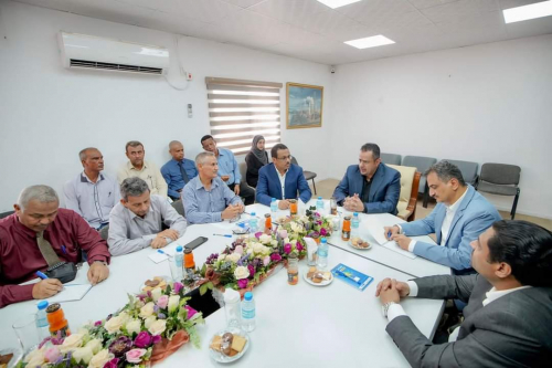 وزير النفط والمعادن يستقبل رئيس الوزراء أثناء زيارته مصافي عدن