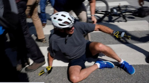 ترمب يسخر من بايدن بعد سقوطه من دراجته الهوائية وجدل حول صحة الرئيس
