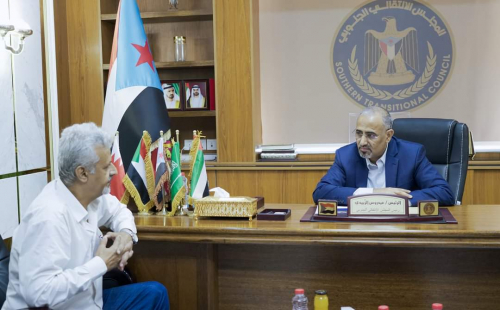 الرئيس القائد عيدروس الزُبيدي يناقش مع رئيس مجلس الحراك الثوري جهود توحيد الصف الجنوبي
