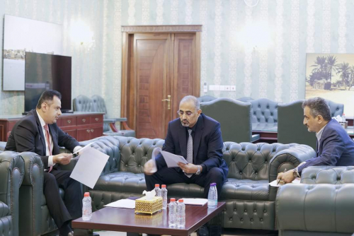 الرئيس  القائد عيدروس الزُبيدي يوجه حكومة المناصفة بسرعة إنجاز مصفوفة المشاريع العاجلة 