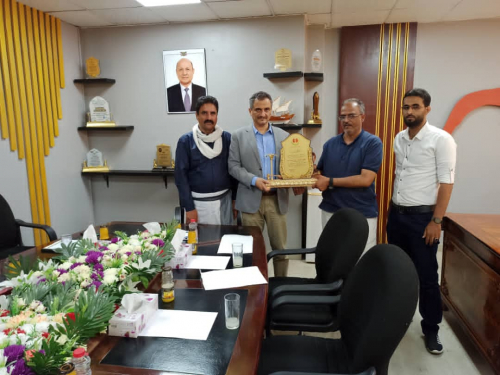 ادارة المستشفى التخصصي الخيري بشبوة تكريم وزير الدولة محافظ العاصمة عدن الشيخ احمد لملس .