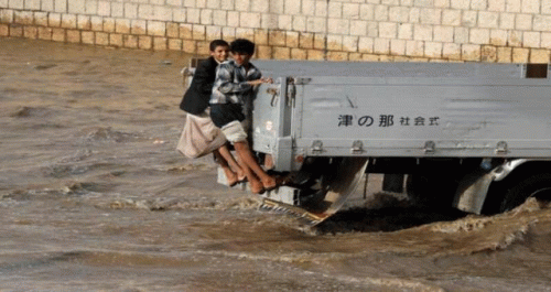   أبين... جرفت السيول سبع فتيات ودمرت أكثر من مائة خلية نحل