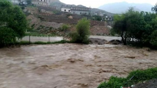 الضالع.. الأمطار الغزيرة والسيول الجارفة تحاصر عشرات الأسر والمزارعين غربي قعطبة