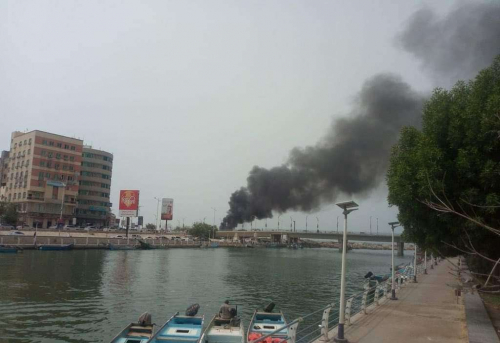 المكلا : حريق هائل يلتهم 3 قوارب صيد