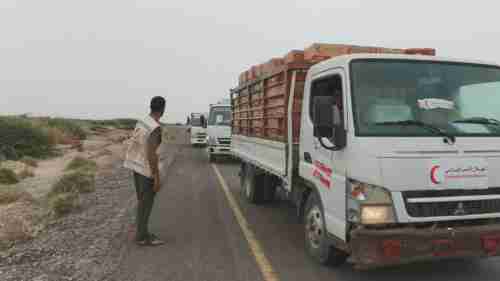 بدعم إماراتي الهلال الأحمر الإماراتي توزع 16 طن جديدة من  المساعدات الإغاثية للنازحين في محافظة الحديدة .