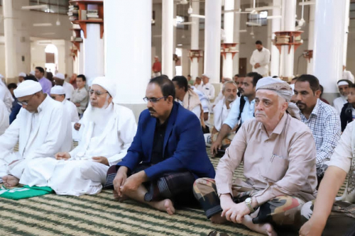 محافظ حضرموت يؤدي صلاة الجمعة مع جموع المصلين بمسجد الجامع بسيئون