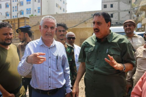 المدير التنفيذي ومدير شرطة عدن يطلعان على البناء العشوائي بجانب خزانات اداره عدن لتمؤين البواخر.