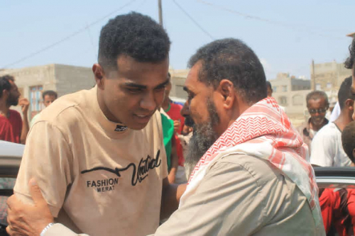 *النجم ممدوح بن عجاج لاعب المنتخب اليمني للشباب يصل إلى مسقط راسه بيرعلي بمحافظة شبوة*  