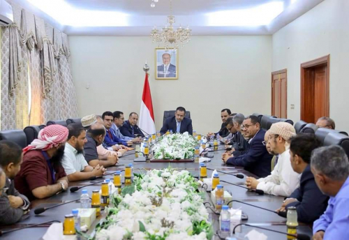 رئيس الوزراء يترأس اجتماعاً لقيادة الغرفة التجارية والمستوردين والمصنعين ورجال الأعمال في عدن