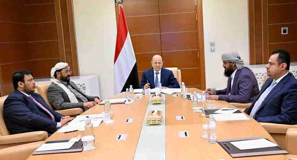 مجلس القيادة الرئاسي يثمن الإجراءات الحكومية للحد من تداعيات الهجمات الإرهابية الحوثية