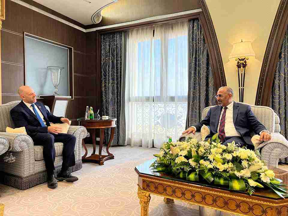 عاجل. لدى لقائه السفير البريطاني... الرئيس الزُبيدي يطالب بتدخل دولي وإقليمي عاجل لإنقاذ الاقتصاد المنهار