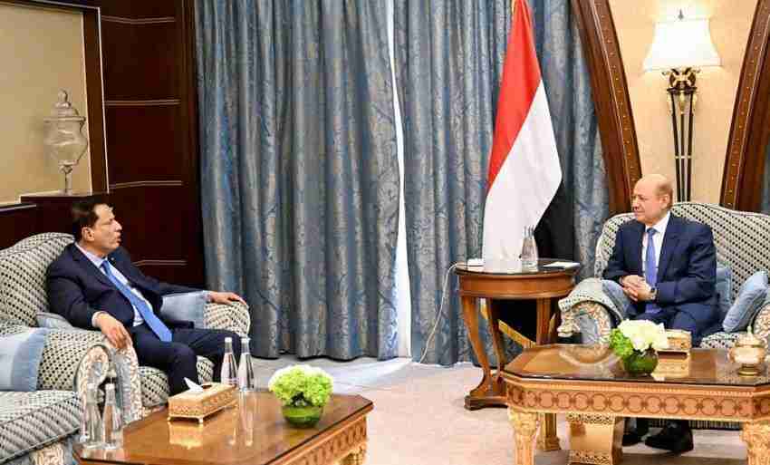 *رئيس مجلس القيادة الرئاسي يجتمع بمحافظ المهرة*