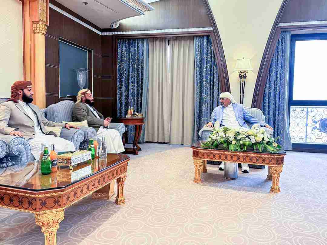 الرئيس القائد عيدروس الزُبيدي يطلع على سير العمل في وزارة الأوقاف