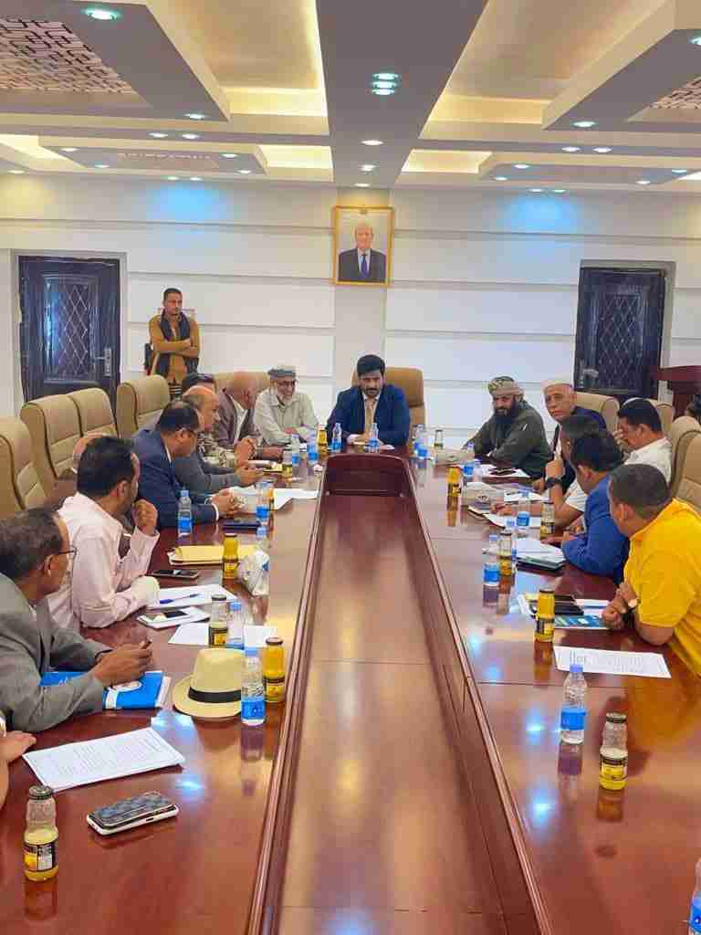 نائب وزير النقل يناقش الاجراءات الخاصة بآلية تنظيم حركة النقل بميناء عدن