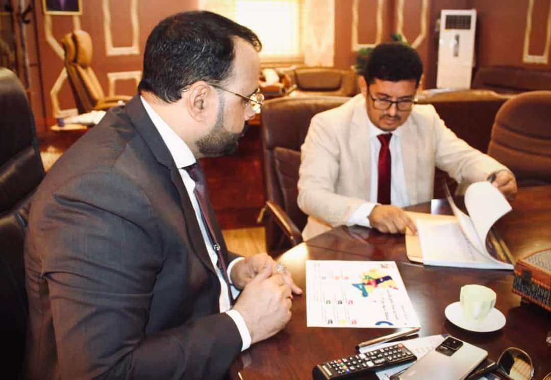 وزير الاشغال العامة والطرق م الحريزي يلتقي ببمدير صندوق صيانة الطرق والجسور بشبوة
