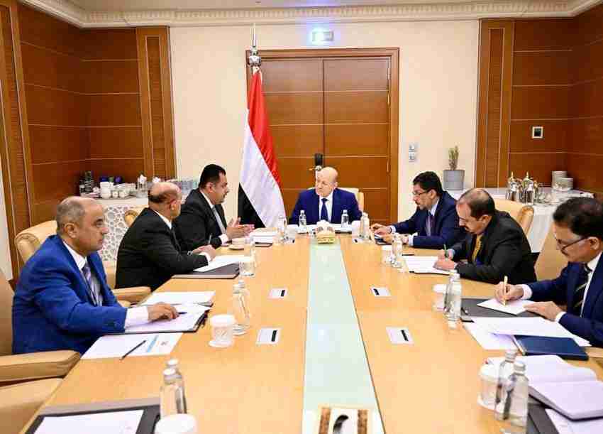عاجل رئيس مجلس القيادة الرئاسي يجتمع برئيس الوزراء والمسؤولين المعنيين بالشأن الاقتصادي والسياسي والاعلامي*