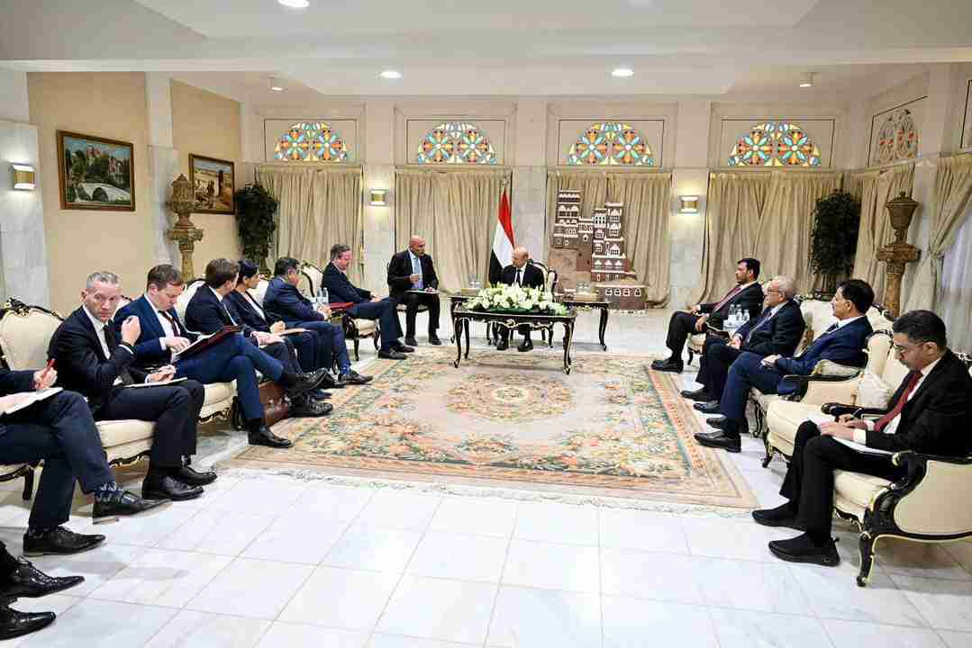 رئيس مجلس القيادة يبحث ووزير الخارجية البريطاني المستجدات الوطنية والإقليمية