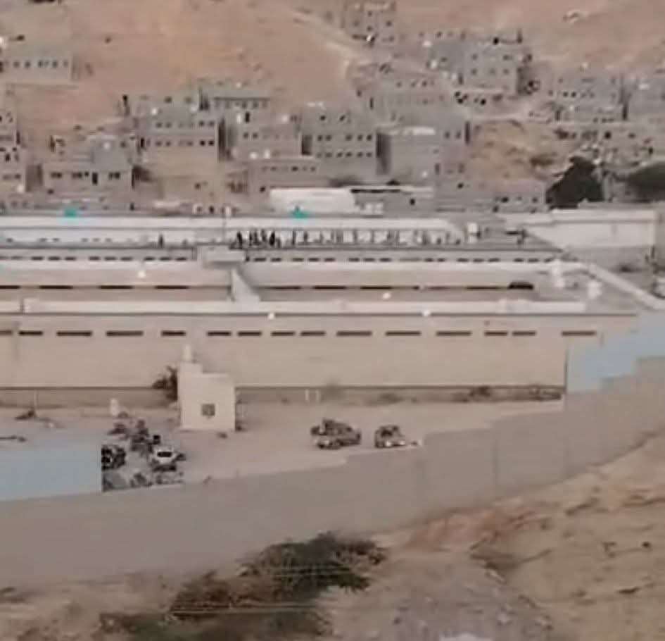 عاجل السيطرة على تمرد ومحاولة هروب في سجن المكلا المركزي وإصابة قائد أمني ونزلاء 