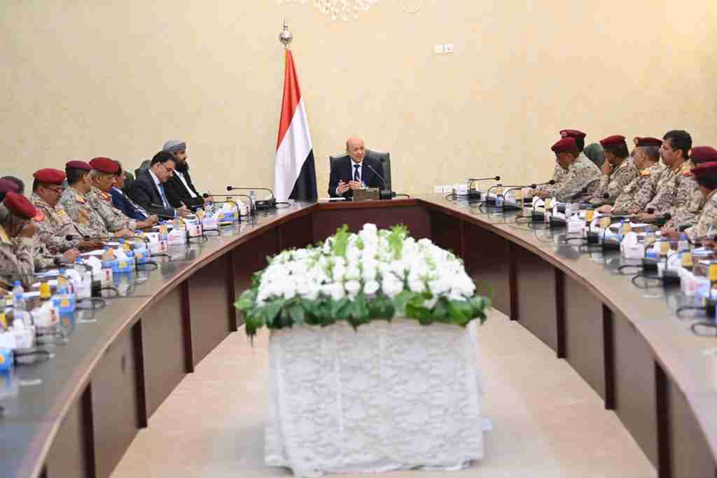 *رئيس مجلس القيادة الرئاسي يجتمع بوزير الدفاع وقيادات المنطقة العسكرية الرابعة*