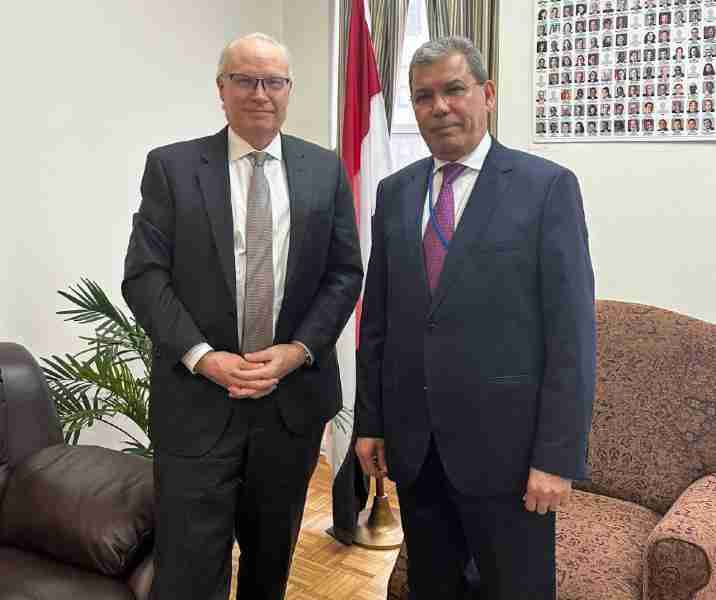 تزامنا مع اعادة فتح ميناء الحديدة.. المبعوث الأمريكي يشيد بتنازلات الحكومة الشرعية وتمسكها بخيار السلام