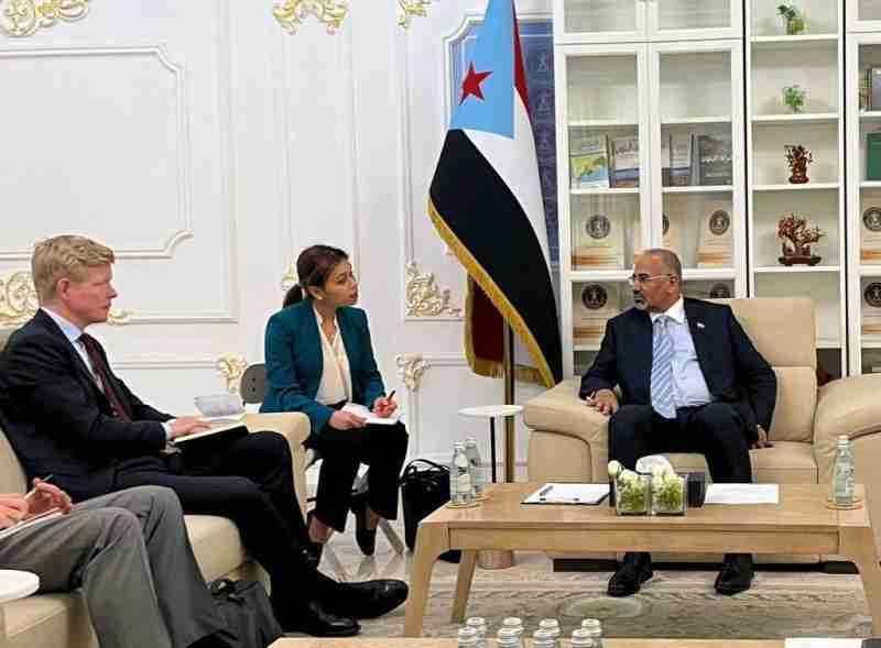 الرئيس الزُبيدي يستقبل المبعوث الأممي