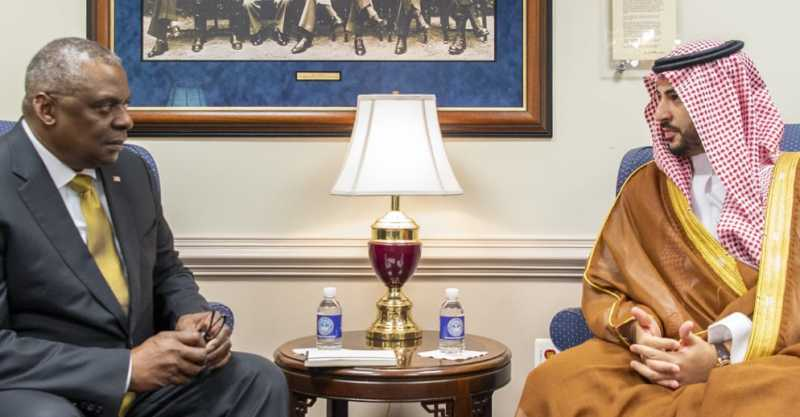 وزير الدفاع الأمريكي والسعودي يناقشان الضربات ضد الحوثيين وبايدن يبعث رسالة للكونغرس بشأنها