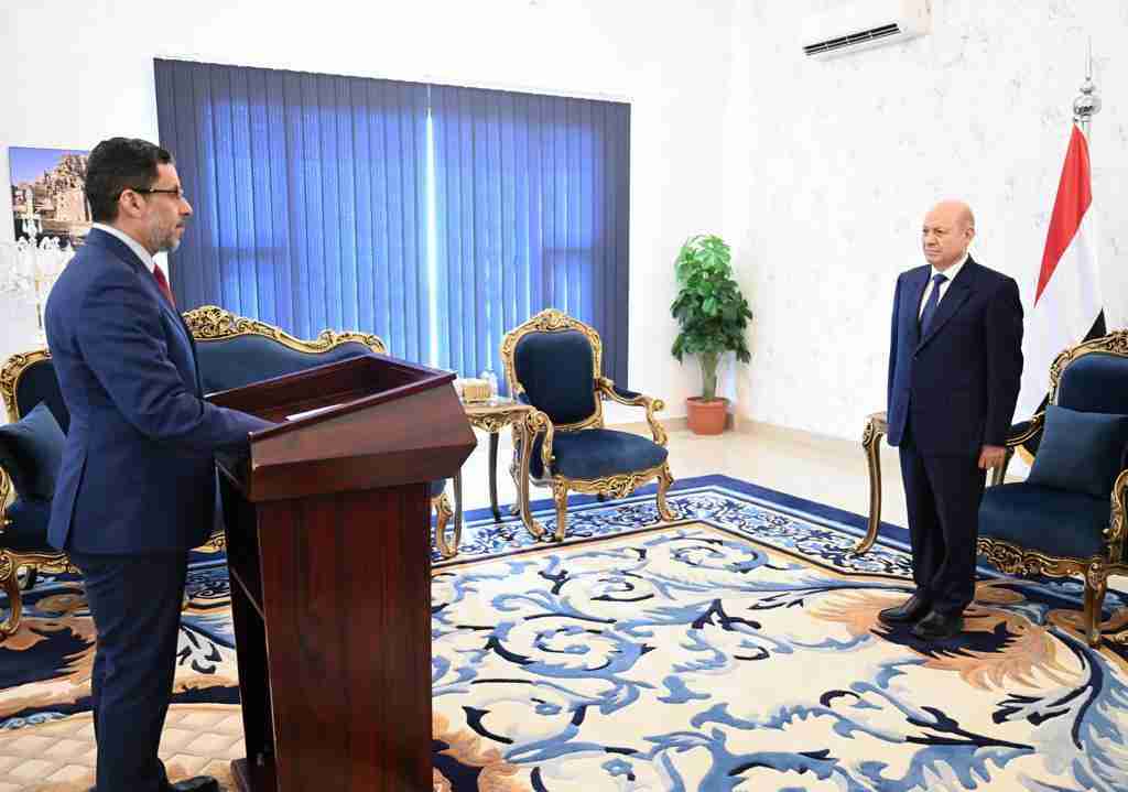 عاجل. رئيس الوزراء يؤدي اليمين الدستورية امام رئيس مجلس القيادة الرئاسي في العاصمة المؤقتة عدن عدن