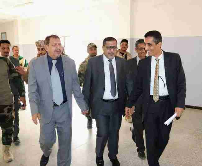 رئيس مجلس القضاء الأعلى ووزير العدل يدشنان الامتحانات التحريرية للمتقدمين للالتحاق بالدفعة (24) بالمعهد العالي للقضاء