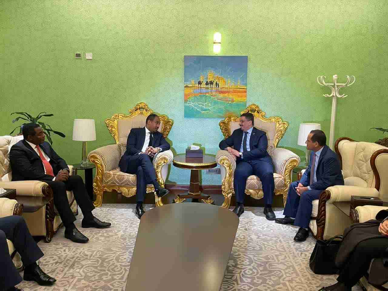 الحكومة ترحب بإطلاق سراح 887 أسيراً ومختطفاً وتدعو الى استكمال الاتفاق عملاً بمبدأ الكل مقابل الكل*