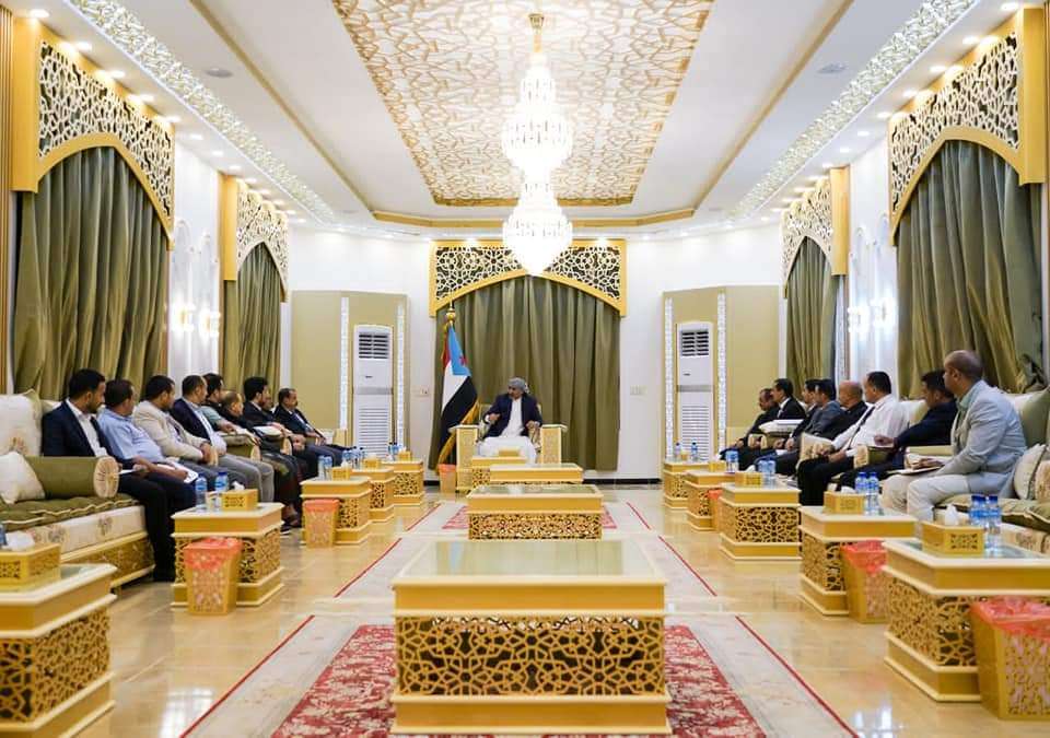 الرئيس القائد عيدروس الزُبيدي يلتقي باللجنة الخاصة بالإعداد لهيكلة المجلس الانتقالي الجنوبي