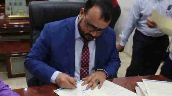 وزير الأشغال يعتمد عقدين صيانة وإعادة تاهيل مشروعي طريق العلم دوفس وعتق العبر