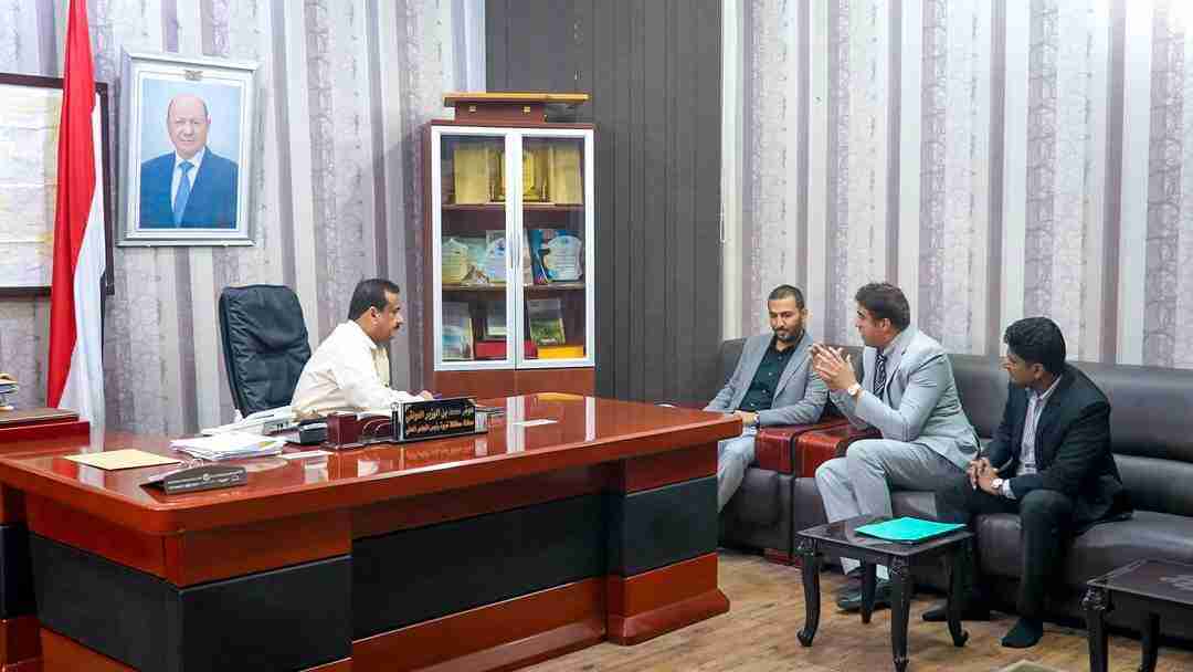 محافظ شبوة بن الوزير يناقش عمل ونشاط هيئة مستشفى شبوة العام