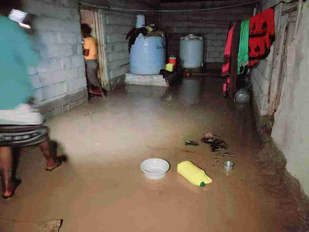شبوة السيول تجرف شبكات الطرق والكهرباء في جلعة برضوم