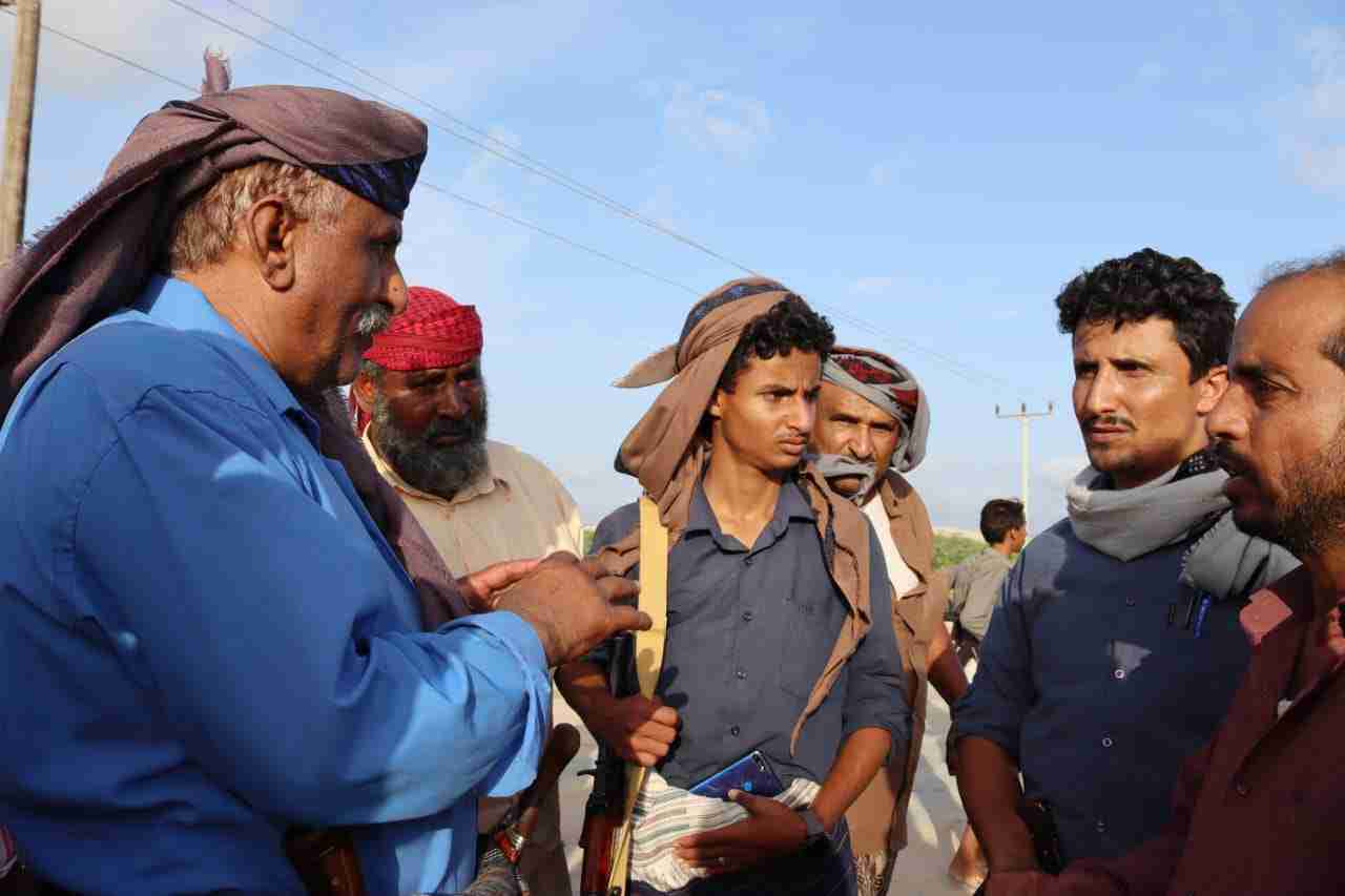 الوكيل باعوضة يطلع على حجم الاضرار بقرية جلعة الساحلية بشبوة .