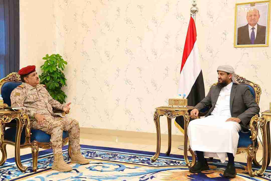 المحرّمي"  يناقش مع وزير الدفاع خطط وبرامج الوزارة ويشدد على اليقظة والجاهزية