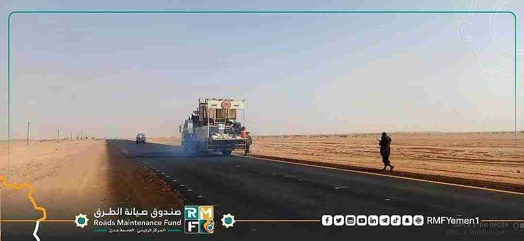 تواصل أعمال مشروع صيانة وتأهيل الطريق الدولي  عتق - العبر في المقاطع الثالث والرابع.