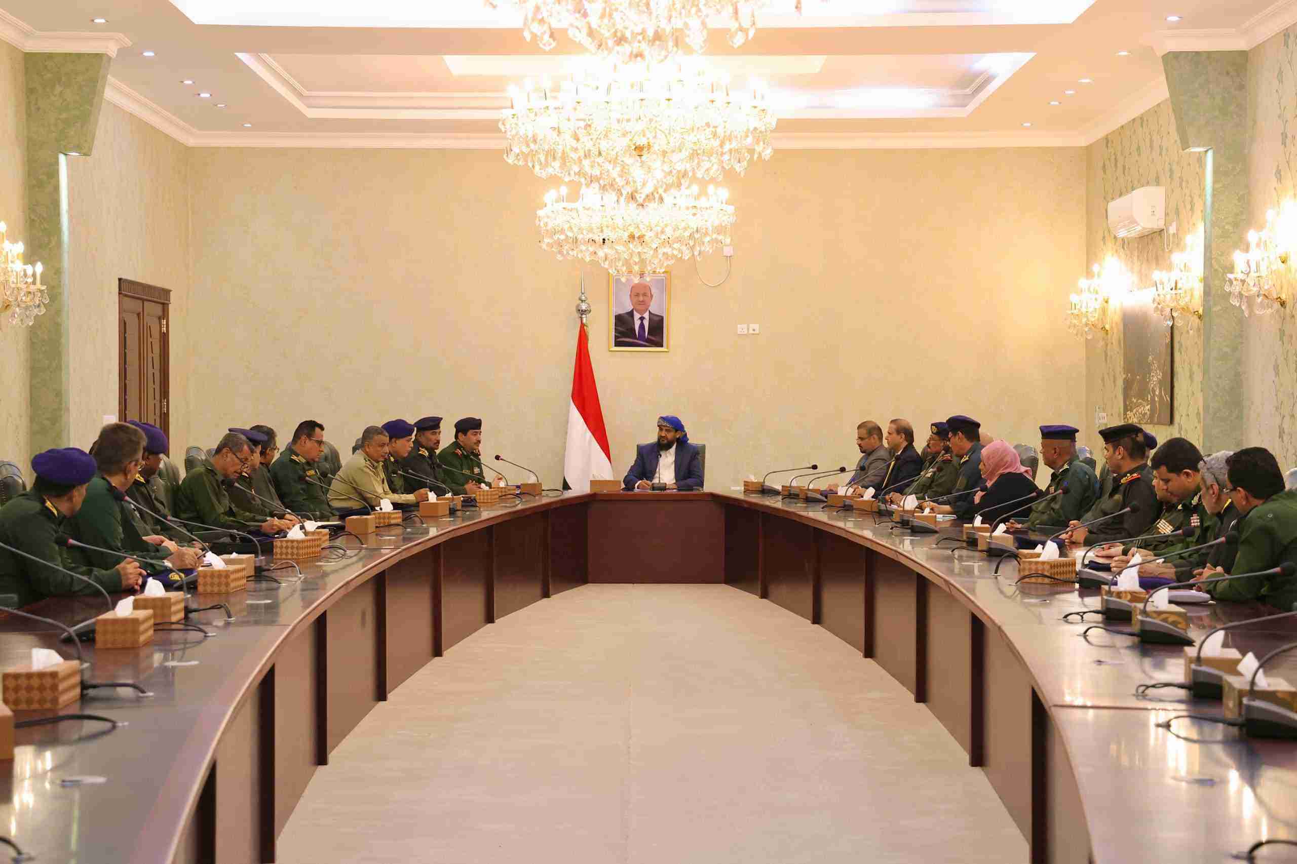 المحرّمي يعقد اجتماعاً موسعاً بقيادة وزارة الداخلية ورؤساء المصالح*