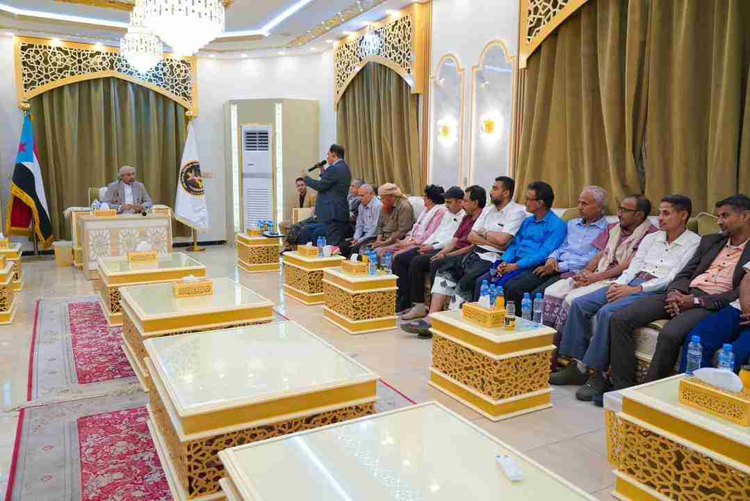 الرئيس الزُبيدي يلتقي قيادة السلطة المحلية والهيئة التنفيذية للقيادة المحلية للمجلس الانتقالي بمحافظة الضالع