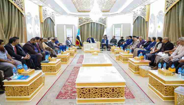 لقاء هام للرئيس الزُبيدي بقيادتي السلطة المحلية والانتقالي بمحافظة أبين (تفاصيل)