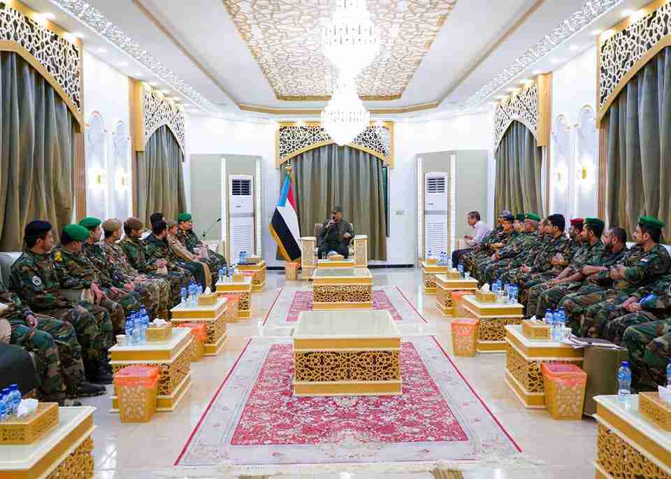 الرئيس القائد عيدروس الزُبيدي يترأس اجتماعاً موسعاً للقيادات الأمنية الجنوبية