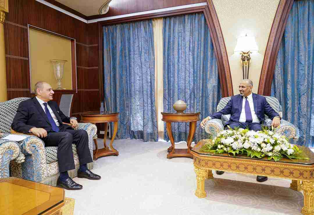 الرئيس القائد عيدروس الزُبيدي يلتقي السفير المصري