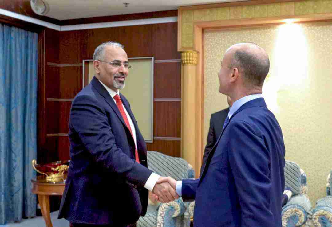 الرئيس الزُبيدي يبحث مع السفير الفرنسي أوجه التعاون المشترك