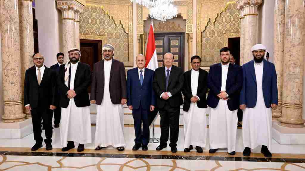 رئيس واعضاء مجلس القيادة يزورون الرئيس السابق*