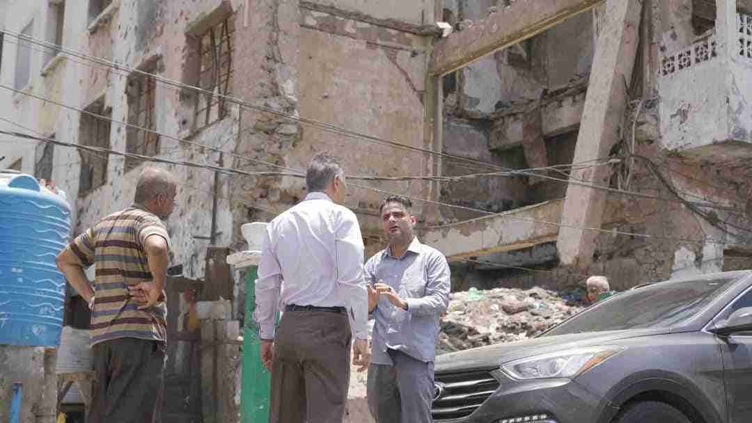 لملس يوجه الى ضرورة سرعة رفع الانقاض لعمارتي بليدا محل وهايير بالمعلا