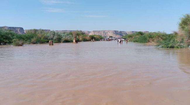 السيول تقطع الخط العام الرابط بين مدينتي القطن وشبام