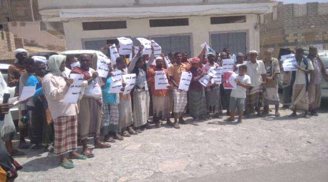 معلمو بروم ميفع ينفذون وقفة احتجاجية أمام بوابة السلطة المحلية