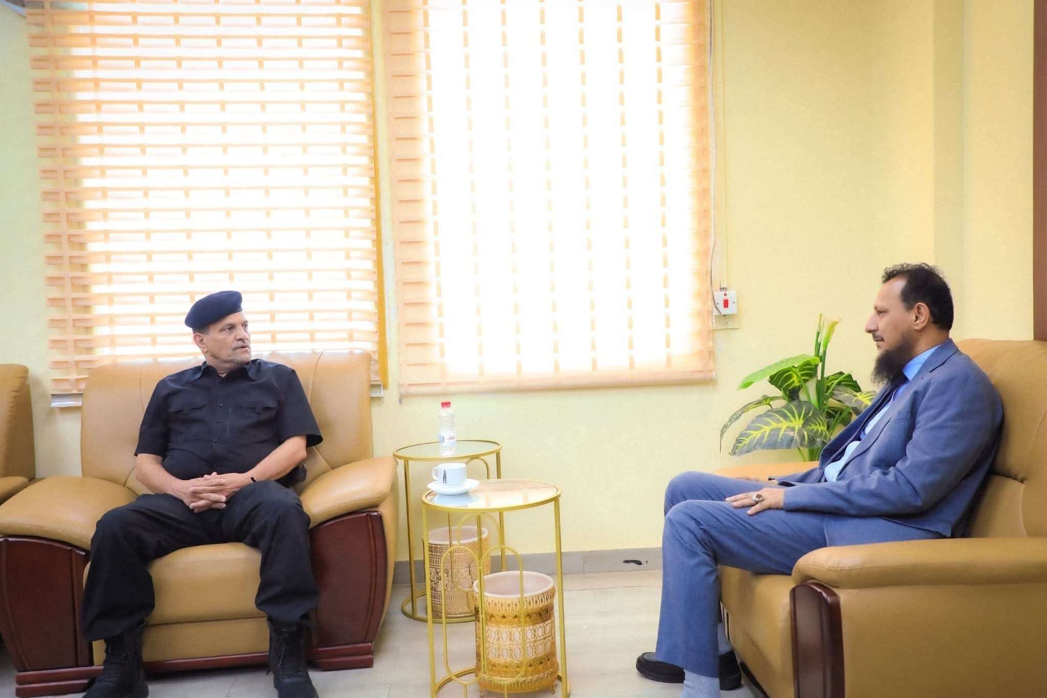 المحافظ شيخ يناقش مع اللواء شلال شايع سبل تعزيز الأمن والاستقرار في العاصمة عدن 