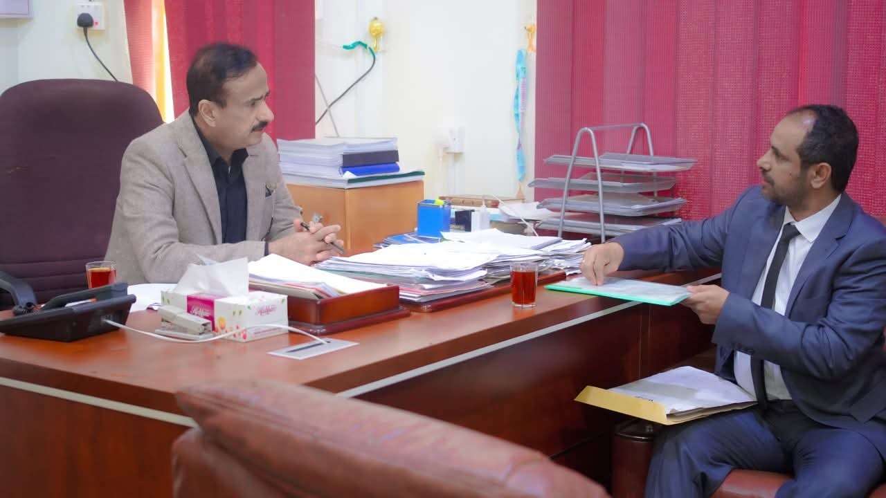 محافظ شبوة يوجه بصرف راتب شهرين ل60 طبيبا في 15 مستشفى بالمحافظة 