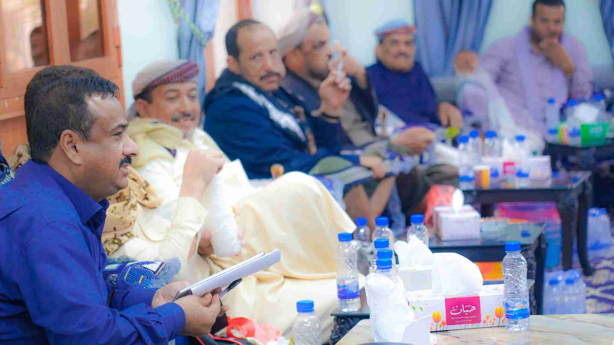 المحافظ بن الوزير يلتقي أسرة المرحوم عبدالله بن عبدالله الباني.